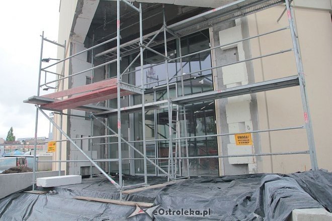 Budowa hali targowej na finiszu. Za kilka tygodni zrobimy w niej zakupy [13.07.2015] - zdjęcie #2 - eOstroleka.pl