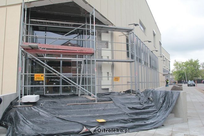Budowa hali targowej na finiszu. Za kilka tygodni zrobimy w niej zakupy [13.07.2015] - zdjęcie #1 - eOstroleka.pl