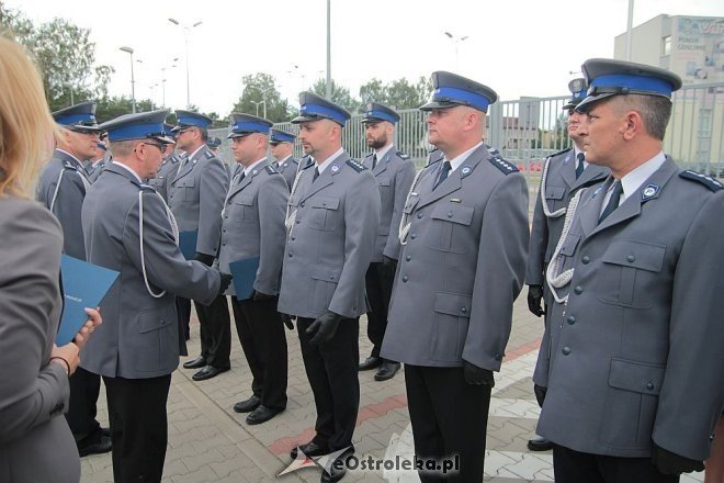 Ostrołęka: Miejskie obchody święta policji. 70 mundurowych awansowano na wyższe stopnie [23.07.2015] - zdjęcie #43 - eOstroleka.pl