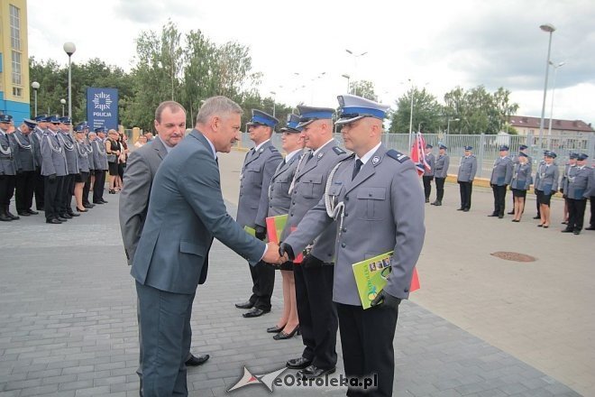 Ostrołęka: Miejskie obchody święta policji. 70 mundurowych awansowano na wyższe stopnie [23.07.2015] - zdjęcie #17 - eOstroleka.pl