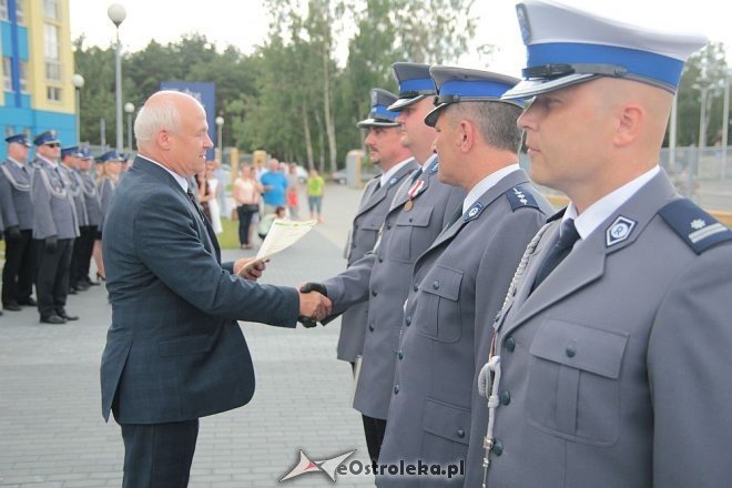 Ostrołęka: Miejskie obchody święta policji. 70 mundurowych awansowano na wyższe stopnie [23.07.2015] - zdjęcie #9 - eOstroleka.pl