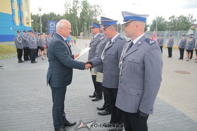 Ostrołęka: Miejskie obchody święta policji. 70 mundurowych awansowano na wyższe stopnie [23.07.2015] - zdjęcie #6 - eOstroleka.pl