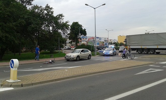 69-letni rowerzysta potrącony na rondzie przy Steyera [27.07.2015] - zdjęcie #1 - eOstroleka.pl