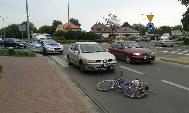 69-letni rowerzysta potrącony na rondzie przy Steyera [27.07.2015] - zdjęcie #2 - eOstroleka.pl