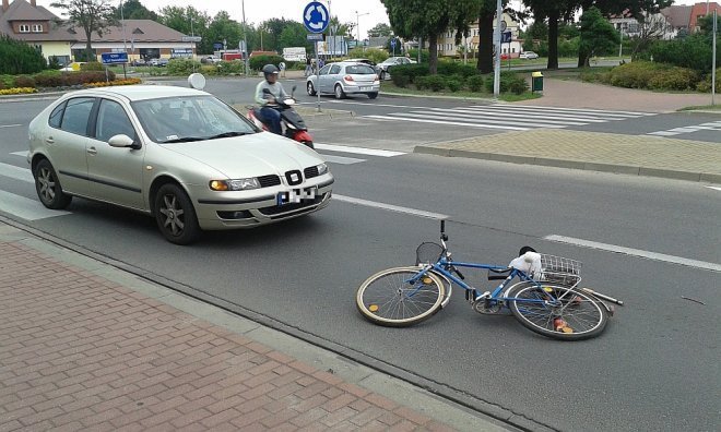 69-letni rowerzysta potrącony na rondzie przy Steyera [27.07.2015] - zdjęcie #4 - eOstroleka.pl