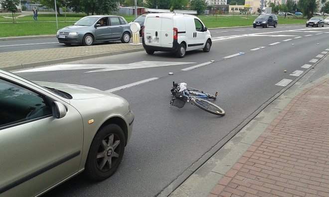 69-letni rowerzysta potrącony na rondzie przy Steyera [27.07.2015] - zdjęcie #6 - eOstroleka.pl