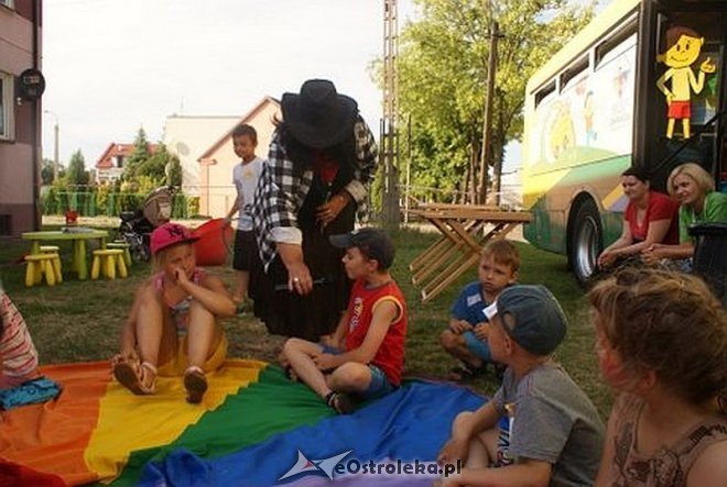 Nauka pierwszej pomocy z Radosnym Świetlicobusem [29.07.2015] - zdjęcie #1 - eOstroleka.pl