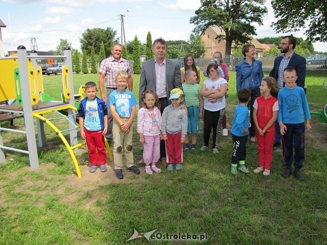 Nowe place zabaw w Teodorowie, Przytułach i Rozworach [31.07.2015] - zdjęcie #2 - eOstroleka.pl