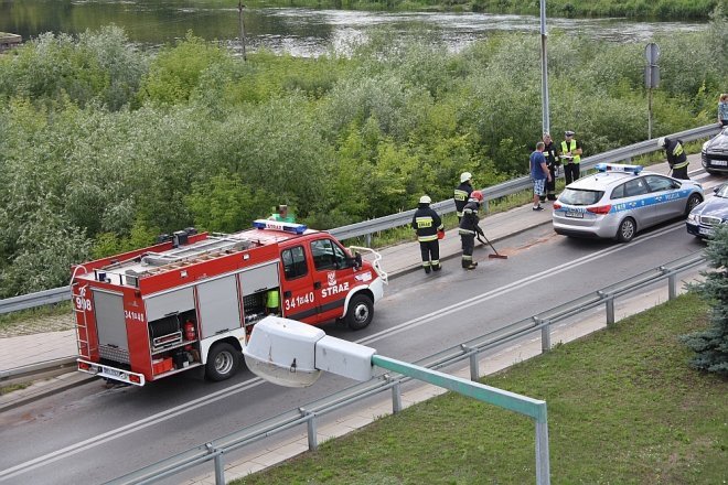 Wypadek na nowym moście [01.08.2015] - zdjęcie #1 - eOstroleka.pl