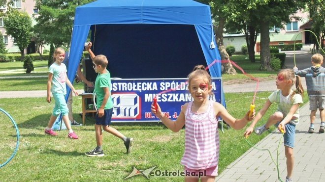 Festyn rodzinny z Radosnym Świetlicobusem, OSM i Radą Osiedla Dzieci Polskich [01.08.2015] - zdjęcie #24 - eOstroleka.pl