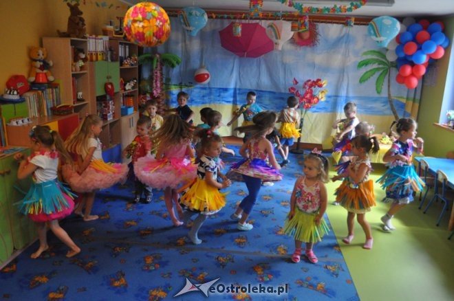 Dzień Hawajski w Punkcie Przedszkolnym Kangurek [31.07.2015] - zdjęcie #35 - eOstroleka.pl