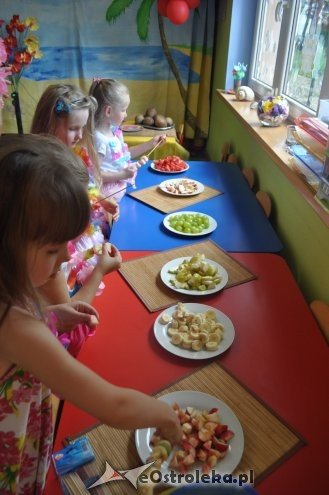 Dzień Hawajski w Punkcie Przedszkolnym Kangurek [31.07.2015] - zdjęcie #9 - eOstroleka.pl