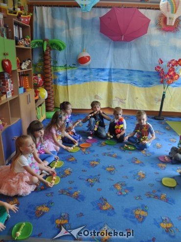 Dzień Hawajski w Punkcie Przedszkolnym Kangurek [31.07.2015] - zdjęcie #4 - eOstroleka.pl