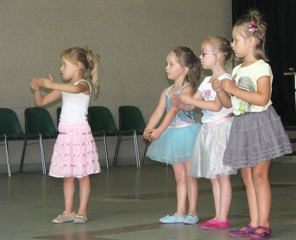 Ostrołęka: Piruety i arabeski w wykonaniu młodych baletnic [08.08.2015] - zdjęcie #13 - eOstroleka.pl