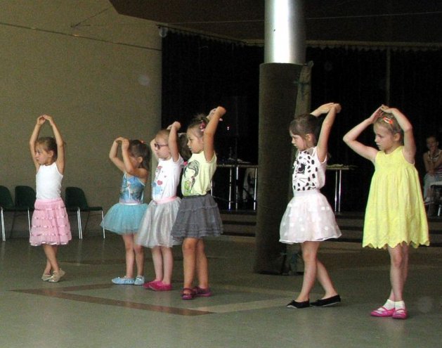 Ostrołęka: Piruety i arabeski w wykonaniu młodych baletnic [08.08.2015] - zdjęcie #12 - eOstroleka.pl