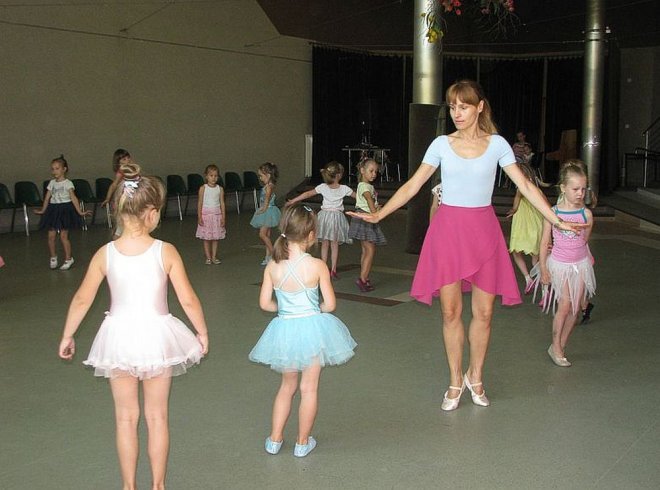 Ostrołęka: Piruety i arabeski w wykonaniu młodych baletnic [08.08.2015] - zdjęcie #8 - eOstroleka.pl