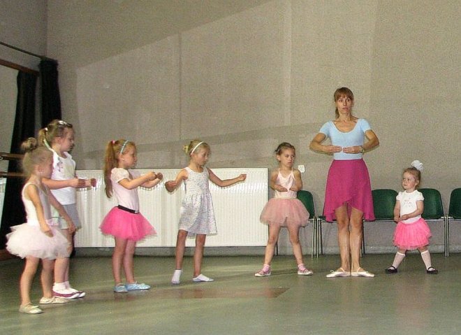 Ostrołęka: Piruety i arabeski w wykonaniu młodych baletnic [08.08.2015] - zdjęcie #4 - eOstroleka.pl