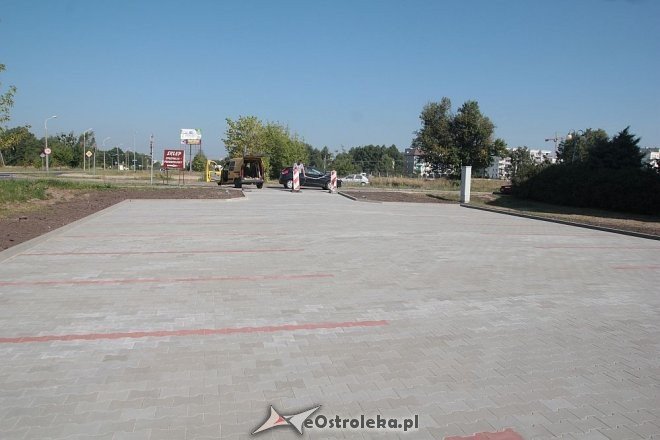 Mieszkańcy bloków przy Jana Pawła II mogą już korzystać z nowego parkingu [11.08.2015] - zdjęcie #1 - eOstroleka.pl