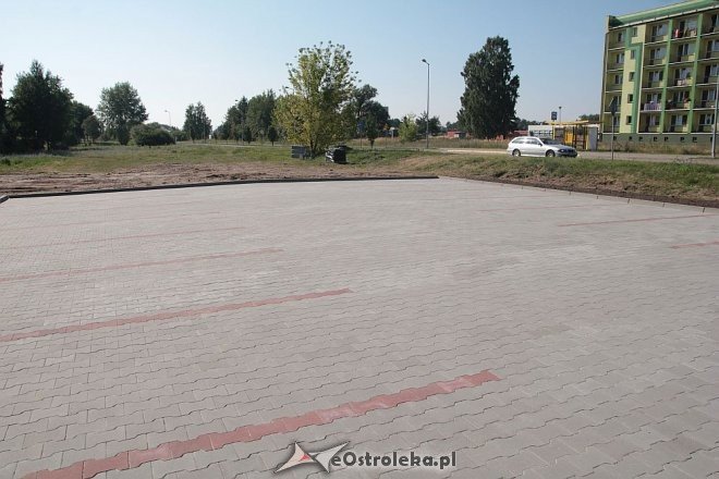 Mieszkańcy bloków przy Jana Pawła II mogą już korzystać z nowego parkingu [11.08.2015] - zdjęcie #2 - eOstroleka.pl