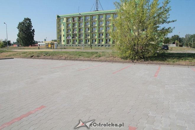 Mieszkańcy bloków przy Jana Pawła II mogą już korzystać z nowego parkingu [11.08.2015] - zdjęcie #3 - eOstroleka.pl