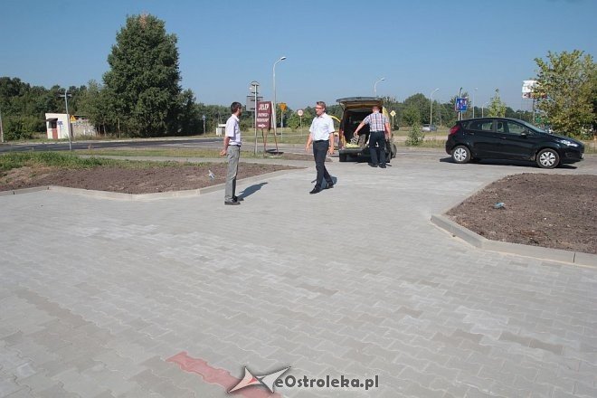 Mieszkańcy bloków przy Jana Pawła II mogą już korzystać z nowego parkingu [11.08.2015] - zdjęcie #4 - eOstroleka.pl