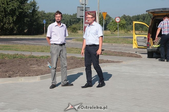 Mieszkańcy bloków przy Jana Pawła II mogą już korzystać z nowego parkingu [11.08.2015] - zdjęcie #5 - eOstroleka.pl