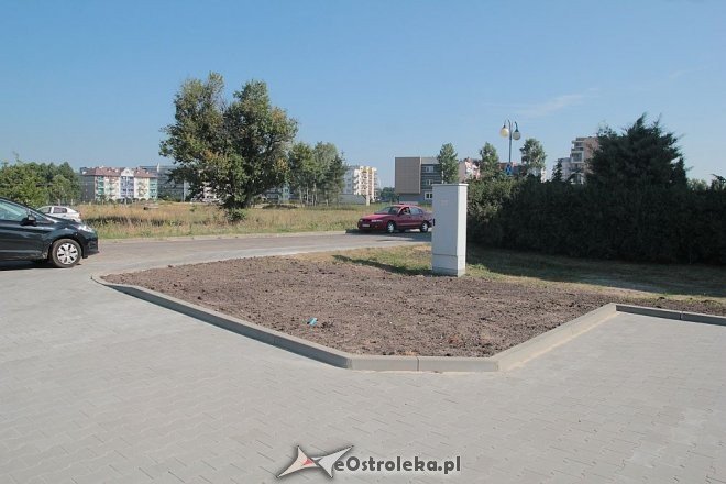 Mieszkańcy bloków przy Jana Pawła II mogą już korzystać z nowego parkingu [11.08.2015] - zdjęcie #7 - eOstroleka.pl