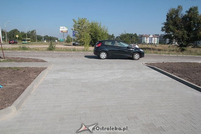 Mieszkańcy bloków przy Jana Pawła II mogą już korzystać z nowego parkingu [11.08.2015] - zdjęcie #8 - eOstroleka.pl