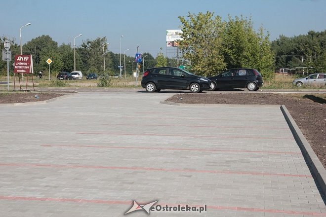 Mieszkańcy bloków przy Jana Pawła II mogą już korzystać z nowego parkingu [11.08.2015] - zdjęcie #1 - eOstroleka.pl