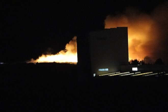Pożar na wysypisku śmieci [17.08.2015] - zdjęcie #1 - eOstroleka.pl