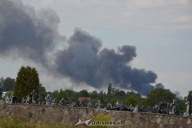 Gigantyczna chmura dymu nad miastem. Ponownie płonie wysypisko śmieci przy Turskiego [23.08.2015] - zdjęcie #10 - eOstroleka.pl
