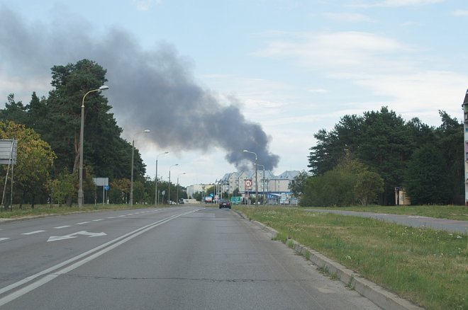 Gigantyczna chmura dymu nad miastem. Ponownie płonie wysypisko śmieci przy Turskiego [23.08.2015] - zdjęcie #4 - eOstroleka.pl