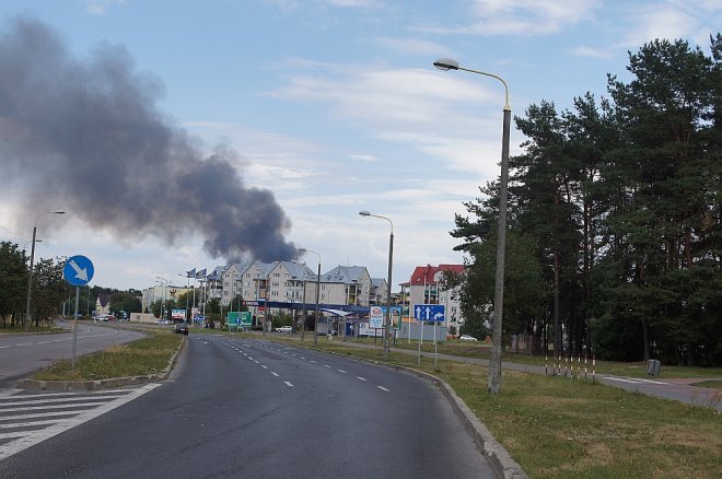 Gigantyczna chmura dymu nad miastem. Ponownie płonie wysypisko śmieci przy Turskiego [23.08.2015] - zdjęcie #3 - eOstroleka.pl