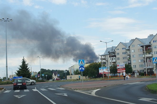 Gigantyczna chmura dymu nad miastem. Ponownie płonie wysypisko śmieci przy Turskiego [23.08.2015] - zdjęcie #2 - eOstroleka.pl