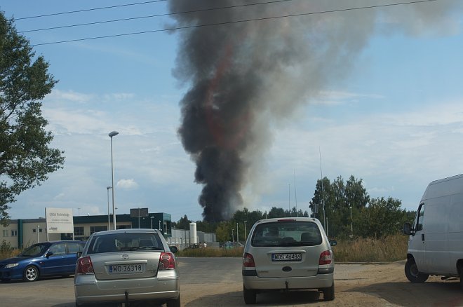 Gigantyczna chmura dymu nad miastem. Ponownie płonie wysypisko śmieci przy Turskiego [23.08.2015] - zdjęcie #1 - eOstroleka.pl