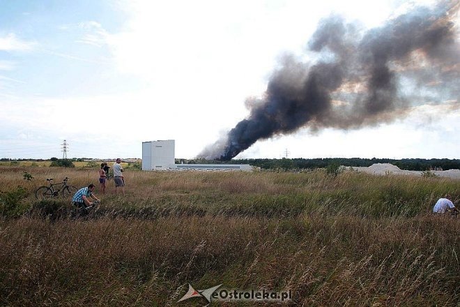 Gigantyczna chmura dymu nad miastem. Ponownie płonie wysypisko śmieci przy Turskiego [23.08.2015] - zdjęcie #44 - eOstroleka.pl