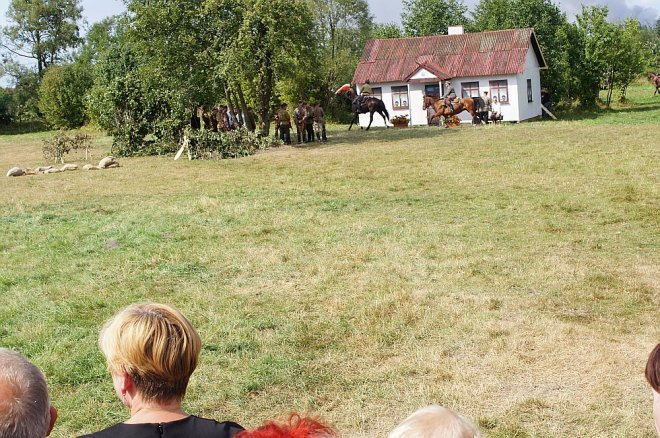 Wypadek podczas inscenizacji w Rzekuniu [23.08.2015] - zdjęcie #2 - eOstroleka.pl