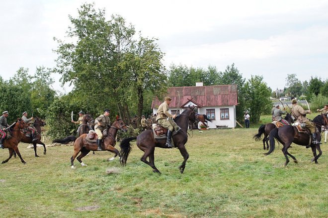 Wypadek podczas inscenizacji w Rzekuniu [23.08.2015] - zdjęcie #47 - eOstroleka.pl