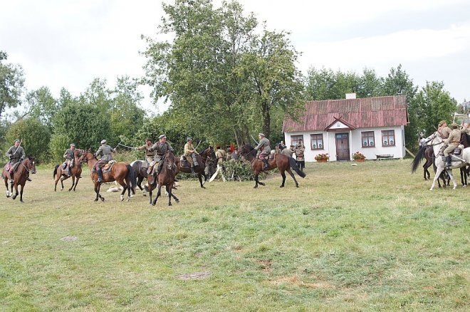 Wypadek podczas inscenizacji w Rzekuniu [23.08.2015] - zdjęcie #41 - eOstroleka.pl