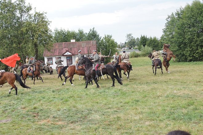 Wypadek podczas inscenizacji w Rzekuniu [23.08.2015] - zdjęcie #40 - eOstroleka.pl