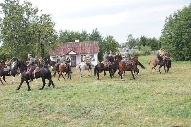 Wypadek podczas inscenizacji w Rzekuniu [23.08.2015] - zdjęcie #39 - eOstroleka.pl