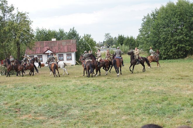 Wypadek podczas inscenizacji w Rzekuniu [23.08.2015] - zdjęcie #38 - eOstroleka.pl