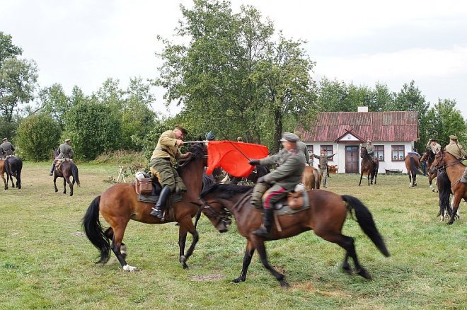 Wypadek podczas inscenizacji w Rzekuniu [23.08.2015] - zdjęcie #34 - eOstroleka.pl