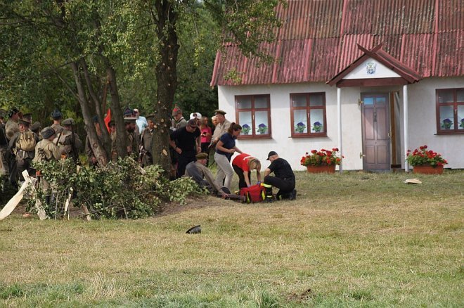 Wypadek podczas inscenizacji w Rzekuniu [23.08.2015] - zdjęcie #29 - eOstroleka.pl