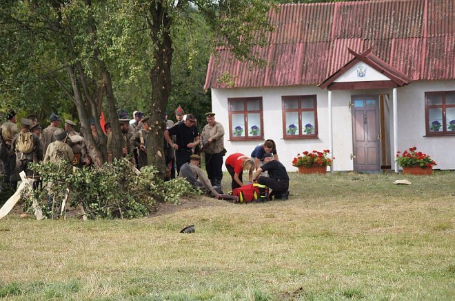 Wypadek podczas inscenizacji w Rzekuniu [23.08.2015] - zdjęcie #28 - eOstroleka.pl