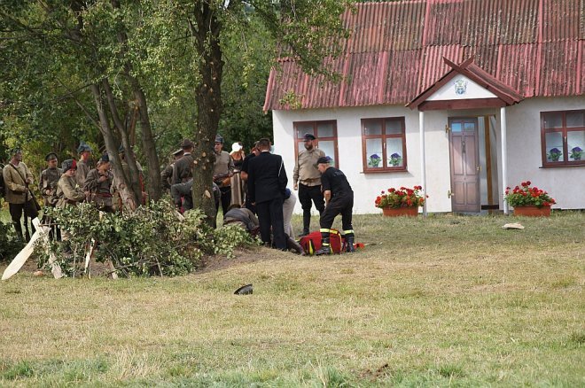 Wypadek podczas inscenizacji w Rzekuniu [23.08.2015] - zdjęcie #31 - eOstroleka.pl
