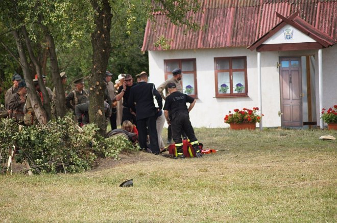 Wypadek podczas inscenizacji w Rzekuniu [23.08.2015] - zdjęcie #32 - eOstroleka.pl