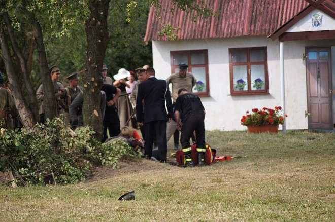 Wypadek podczas inscenizacji w Rzekuniu [23.08.2015] - zdjęcie #33 - eOstroleka.pl