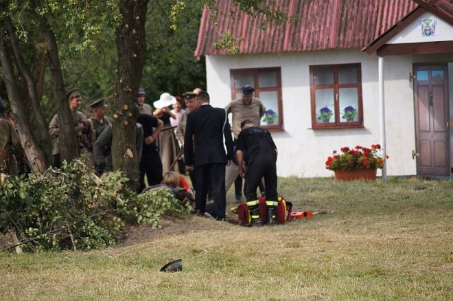 Wypadek podczas inscenizacji w Rzekuniu [23.08.2015] - zdjęcie #25 - eOstroleka.pl