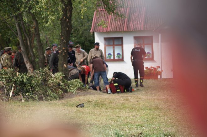 Wypadek podczas inscenizacji w Rzekuniu [23.08.2015] - zdjęcie #24 - eOstroleka.pl